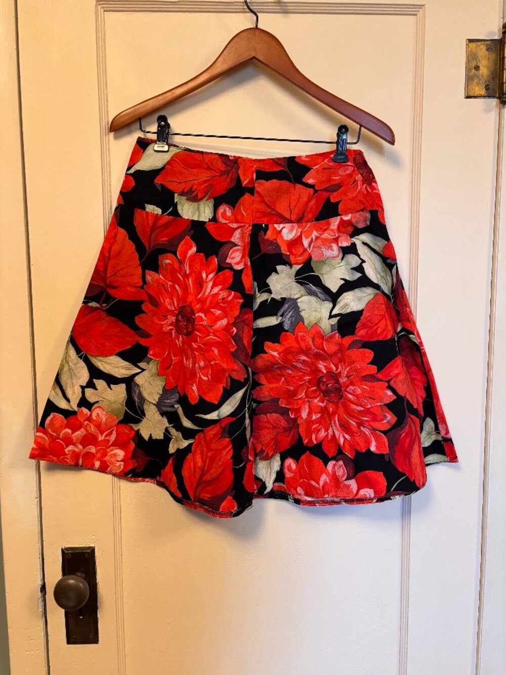 Adorable TOPSHOP red floral circle skirt Size 10